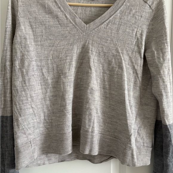 Club Monaco  V-Neck Women's Sweater - Picture 2 of 3